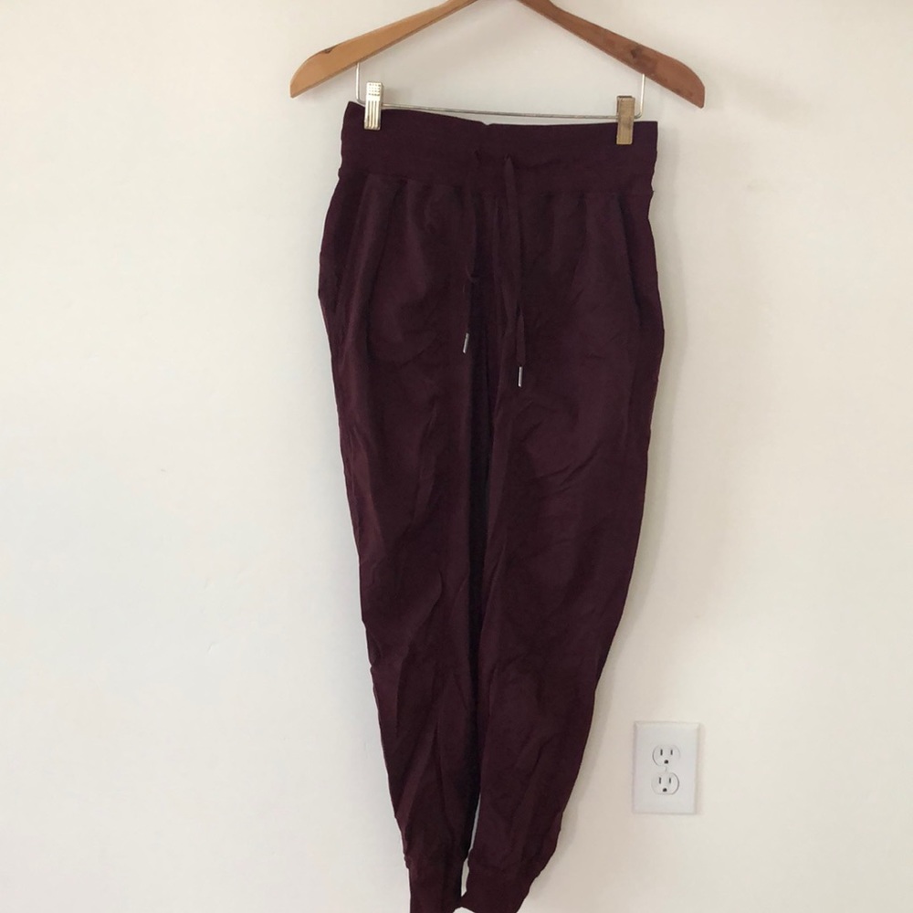 Lululemon Dance Studio Jogger Size 4 - burgundy/garnet